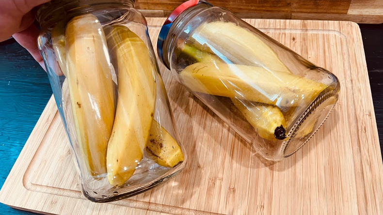 Fresh banana stored in Mason jars, showcasing the benefits of using this storage method to extend fruit freshness and reduce food waste. Learn why Mason jars are a game-changer for fruit storage and how they contribute to sustainability and cost-effectiveness