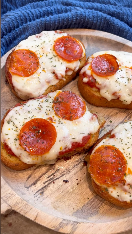easy homemade pizza", "quick dinner recipes", "garlic bread pizza", "simple pizza toppings", "family-friendly meals", "15-minute pizza recipe"