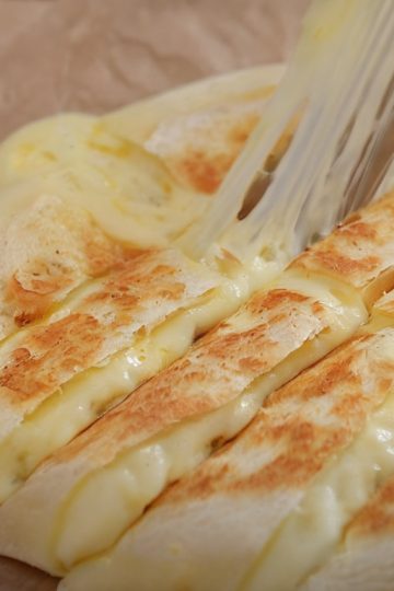 A quick and easy cheese potato bread with a crispy crust and gooey cheese filling, made in a frying pan.
