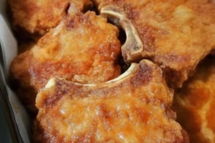 Crispy on the outside, tender on the inside — these pork chops are pure comfort food.