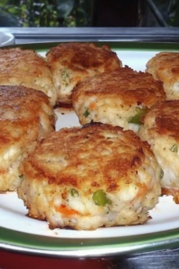 Crispy, golden crab cakes made with lump crab, Old Bay, and herbs — just like your favorite seafood restaurant.