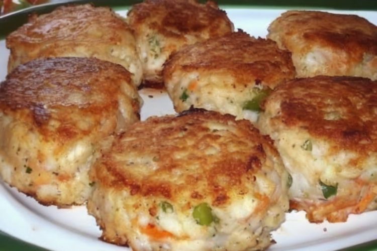 Crispy, golden crab cakes made with lump crab, Old Bay, and herbs — just like your favorite seafood restaurant.