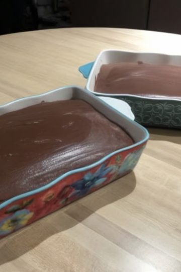 elvety fudge frosting — the kind that instantly elevates any birthday cake or weekend treat. This simple stovetop recipe delivers that old-fashioned, chocolatey goodness with minimal effort. It’s smooth,