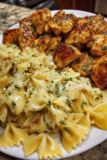 irresistible Lemon Garlic Chicken with Creamy Bowtie Pasta. It’s rich, velvety, and bursting with flavor—perfect for busy weeknights when you need a satisfying, family-friendly dinner without spending hours in the kitchen.