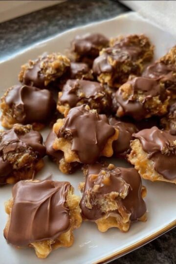 Classic Southern candy clusters made with toasted pecans and buttery caramel sweetness — simple, nostalgic, and irresistible.