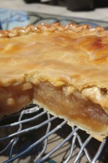 A classic homemade apple strudel with ultra-thin pastry and a fragrant apple filling—an heirloom dessert full of warmth and tradition.