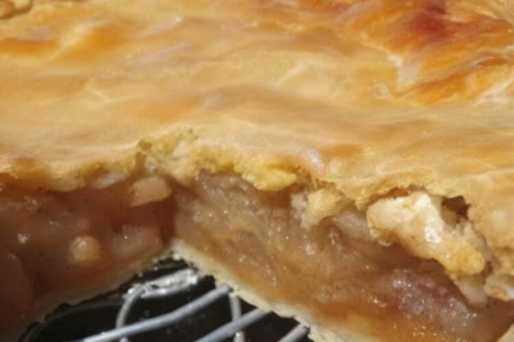 A classic homemade apple strudel with ultra-thin pastry and a fragrant apple filling—an heirloom dessert full of warmth and tradition.