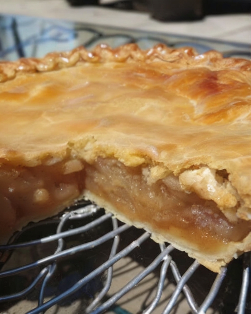 A classic homemade apple strudel with ultra-thin pastry and a fragrant apple filling—an heirloom dessert full of warmth and tradition.