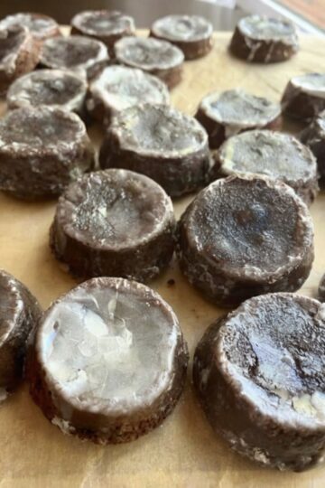 Dense, moist Oregon coast–style molasses muffins with deep spices, cocoa richness, plump raisins, and an easy vanilla glaze—pure nostalgic comfort.