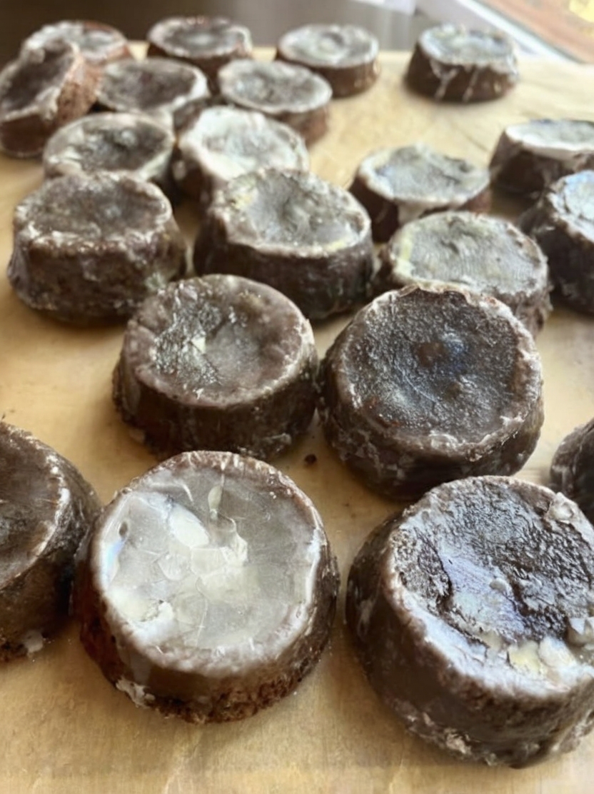 Dense, moist Oregon coast–style molasses muffins with deep spices, cocoa richness, plump raisins, and an easy vanilla glaze—pure nostalgic comfort.