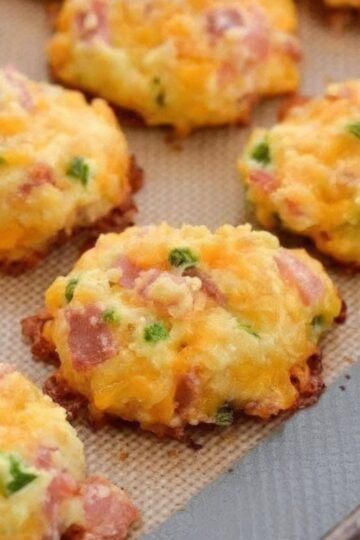 Low-carb appetizer bites packed with chopped ham, sharp cheddar, cream cheese, and spicy jalapeño. Bound with almond flour and egg, then baked until golden and crispy-edged. Only 1-2 net carbs per bite. Perfect for keto diets, parties, game day, or meal prep. Gluten-free naturally and ready in 35 minutes.
