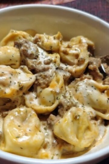 A rich, creamy slow cooker dinner made with ground beef, cheese tortellini, ranch seasoning, and melted mozzarella. Comfort food made easy.