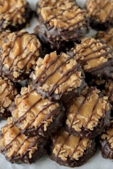 These Easy No-Bake Samoa Cookies combine buttery shortbread cookies, gooey caramel, toasted coconut, and rich chocolate into an irresistible bakery-style dessert that's ready in minutes. Perfect for holiday baking, coffee breaks, family gatherings, and homemade dessert platters, this simple recipe delivers the classic Samoa cookie flavor without complicated baking techniques.