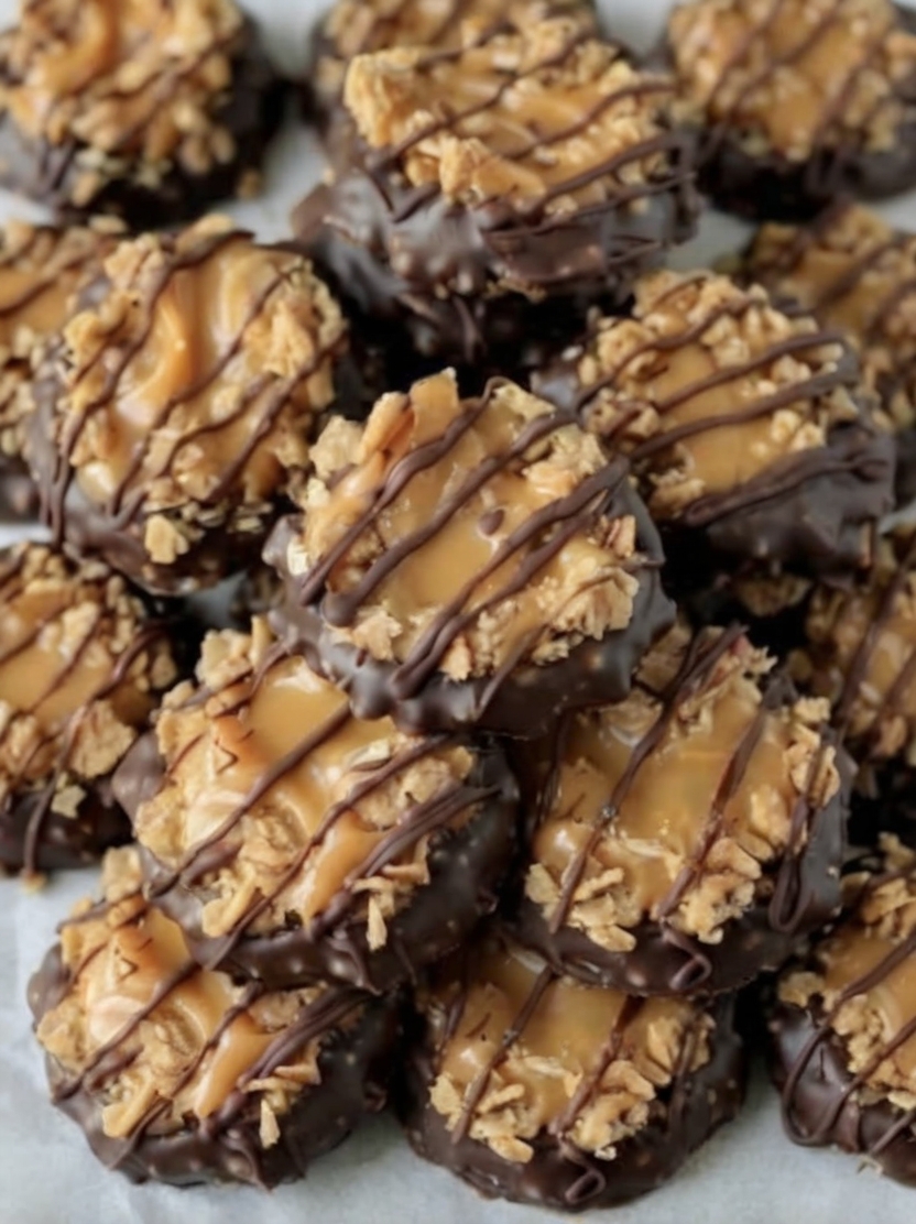 These Easy No-Bake Samoa Cookies combine buttery shortbread cookies, gooey caramel, toasted coconut, and rich chocolate into an irresistible bakery-style dessert that's ready in minutes. Perfect for holiday baking, coffee breaks, family gatherings, and homemade dessert platters, this simple recipe delivers the classic Samoa cookie flavor without complicated baking techniques.