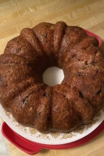 A classic homemade apple Bundt cake packed with fresh apples, warm cinnamon, and nutmeg. Moist, flavorful, and perfect for fall baking, holidays, and family gatherings.