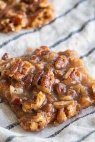 Rich buttery shortbread topped with gooey homemade praline caramel and toasted pecans creates these irresistible pecan pie bars that are perfect for holidays and special occasions.