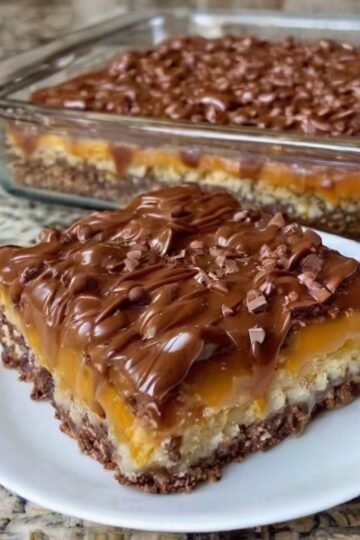 Chocolate caramel pretzel bars with a crunchy pretzel crust, chewy caramel layer, and smooth chocolate topping, cut into rich dessert squares.