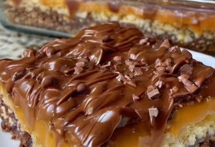 Chocolate caramel pretzel bars with a crunchy pretzel crust, chewy caramel layer, and smooth chocolate topping, cut into rich dessert squares.