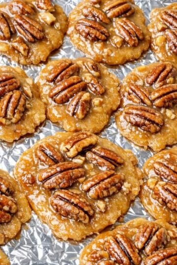 Sweet, buttery Pecan Praline Cookies topped with crunchy pecan halves and a glossy caramel-like glaze. 🥜🍪 These golden, chewy treats combine rich brown-sugar sweetness with toasted pecans for an irresistible old-fashioned Southern dessert!