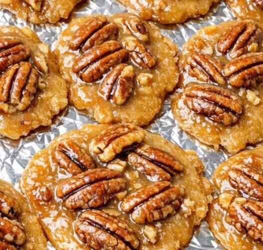 Sweet, buttery Pecan Praline Cookies topped with crunchy pecan halves and a glossy caramel-like glaze. 🥜🍪 These golden, chewy treats combine rich brown-sugar sweetness with toasted pecans for an irresistible old-fashioned Southern dessert!