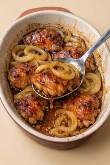 Juicy, golden-brown Baked Chicken Thighs with Caramelized Onions coated in a rich, glossy, savory-sweet sauce. 🍗🧅 The tender onion rings soak up all those delicious pan juices, making this comforting one-pan dinner perfect for a cozy family meal!