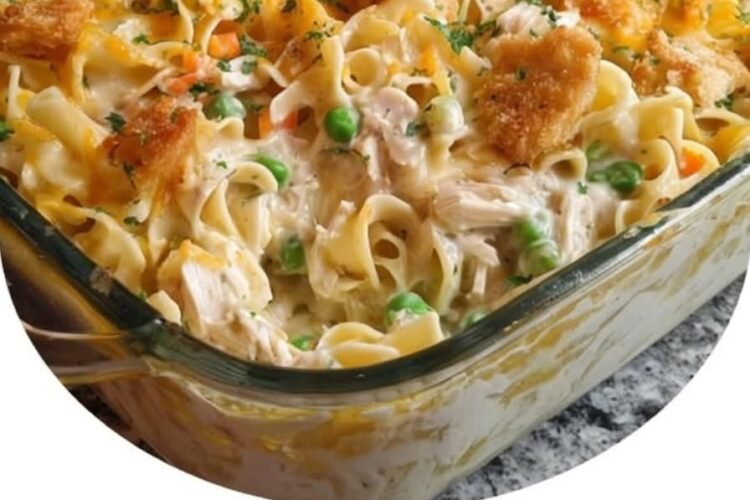 Creamy Chicken Noodle Casserole loaded with tender shredded chicken, soft egg noodles, sweet peas and carrots, and a rich, cheesy sauce, finished with a golden, crunchy topping. 🍗🧀 This comforting family favorite is perfect for busy weeknights and cozy Sunday dinners!