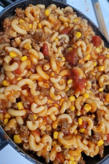 Hearty Old-Fashioned American Goulash made with tender elbow macaroni, savory ground beef, juicy tomatoes, and sweet corn in a rich tomato sauce. 🍅🍝 This comforting one-pan family favorite is budget-friendly, filling, and perfect for a cozy weeknight dinner!