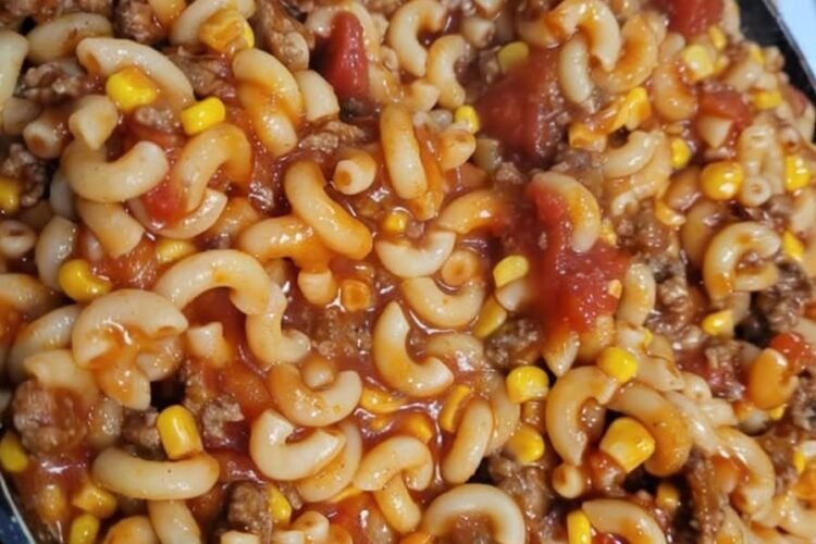 Hearty Old-Fashioned American Goulash made with tender elbow macaroni, savory ground beef, juicy tomatoes, and sweet corn in a rich tomato sauce. 🍅🍝 This comforting one-pan family favorite is budget-friendly, filling, and perfect for a cozy weeknight dinner!